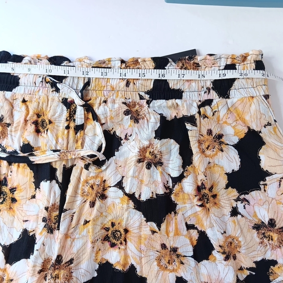 NWT Resort wear short pockets floral print Black Cream rayon Plus Size 2X. - Picture 6 of 15